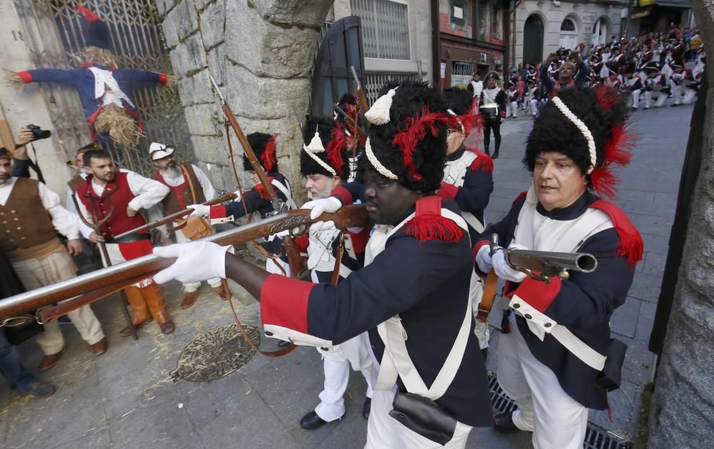 La representación de la Reconquista de Vigo vuelve a abarrotar las calles del Casco Vello de miles de vigueses