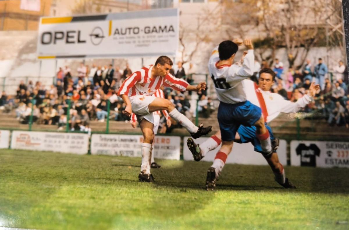 Jimmy Prat en acció amb el Girona durant un partit contra l'Hospitalet el 1994