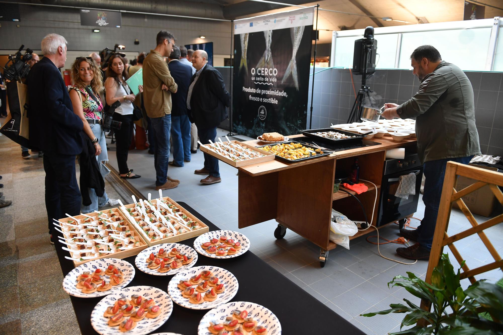 La flota del cerco promociona su producto en el mercado de la plaza de Lugo