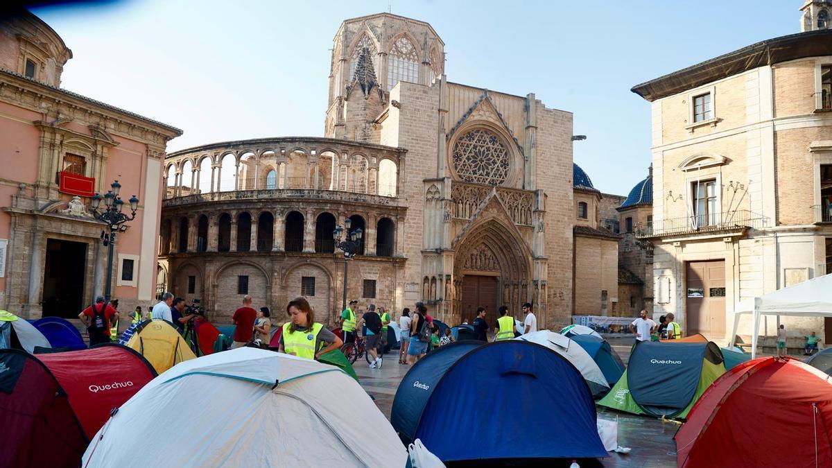 Acampada de profesores en la plaza de la Virgen de València.