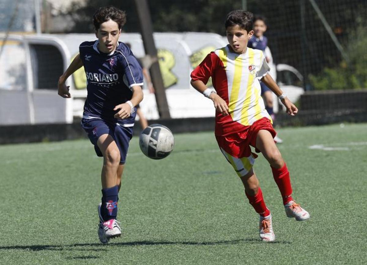 Dos jugadores durante el Areosa-Alertanavia. | // RICARDO GROBAS