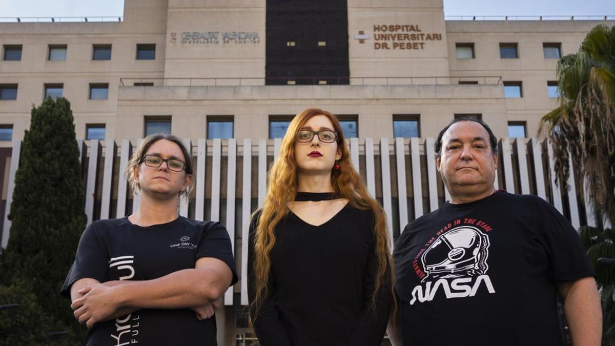 Varias mujeres trans frente a la fachada del Hospital Dr Peset.