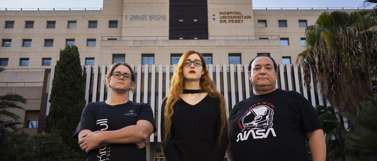 Varias mujeres trans frente a la fachada del Hospital Dr Peset.