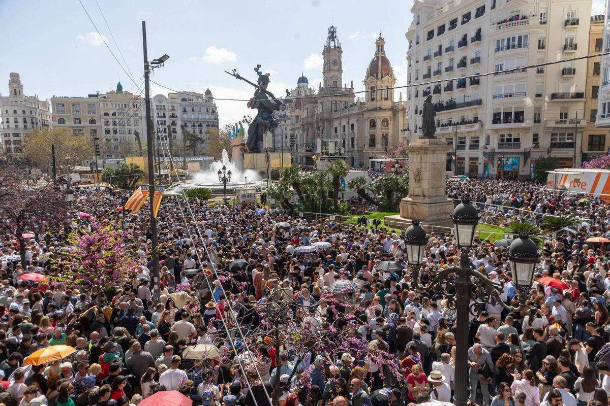 Una de las mascletaes de estas pasadas Fallas, con miles de personas en la Plaza del Ayuntamiento de València.
