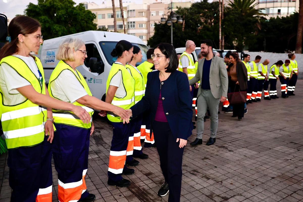 La alcaldesa, Carolina Darias, saluda al personal de refuerzo del nuevo contrato de limpieza