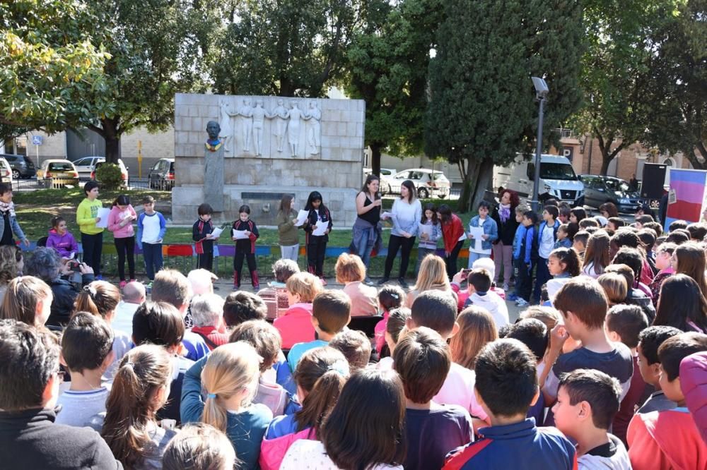 Uns 170 nens decoren amb llana el monument a Pep Ventura