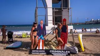 Hazte Oír planta siluetas a tamaño real de Pedro Sánchez y Begoña Gómez por sus "vacaciones blindadas" en Lanzarote