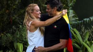 Leopoldo López abraza a su esposa Lilian Tintori en los exteriores de la embajada de España en Caracas.