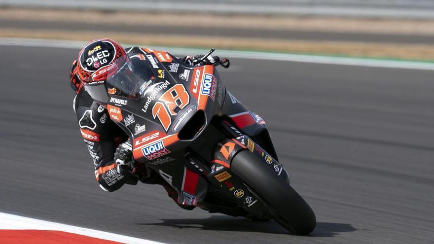 Manuel González aprovecha un percance inicial, suma su quinta victoria, y es más líder en Moto2
