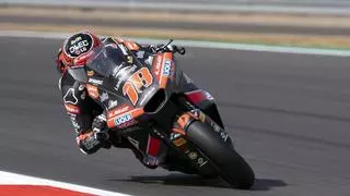 Manuel González aprovecha un percance inicial, suma su quinta victoria, y es más líder en Moto2