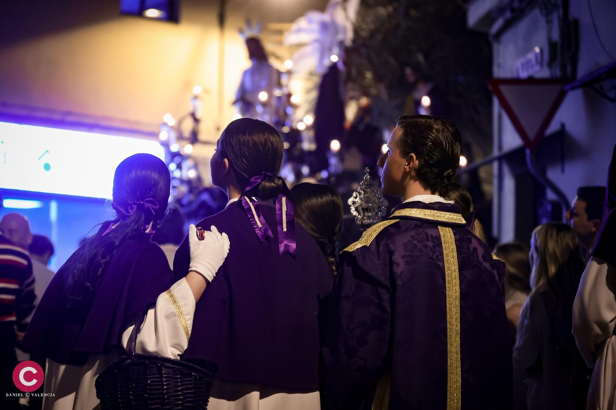 Nuestro Padre Jesús de la Salud y Remedios de la Hdad. de Bellavista es observado por parte del cuerpo de acólitos