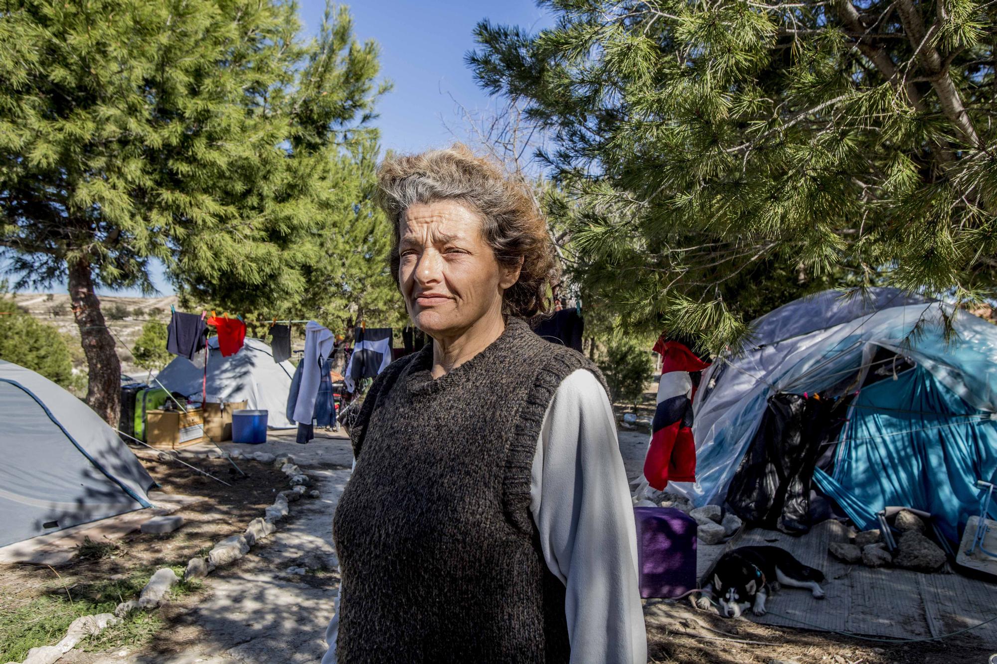 Personas que viven en la calle montan poblados a las afueras de Alicante en los que intentan vivir con la mayor dignidad posible