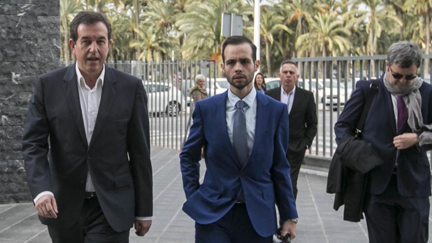 Juan Anguix entrando en la Ciudad de la Justicia de Elche