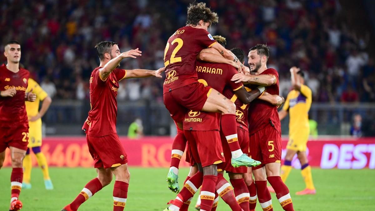 Los jugadores de a Roma celebran el primer gol del partido