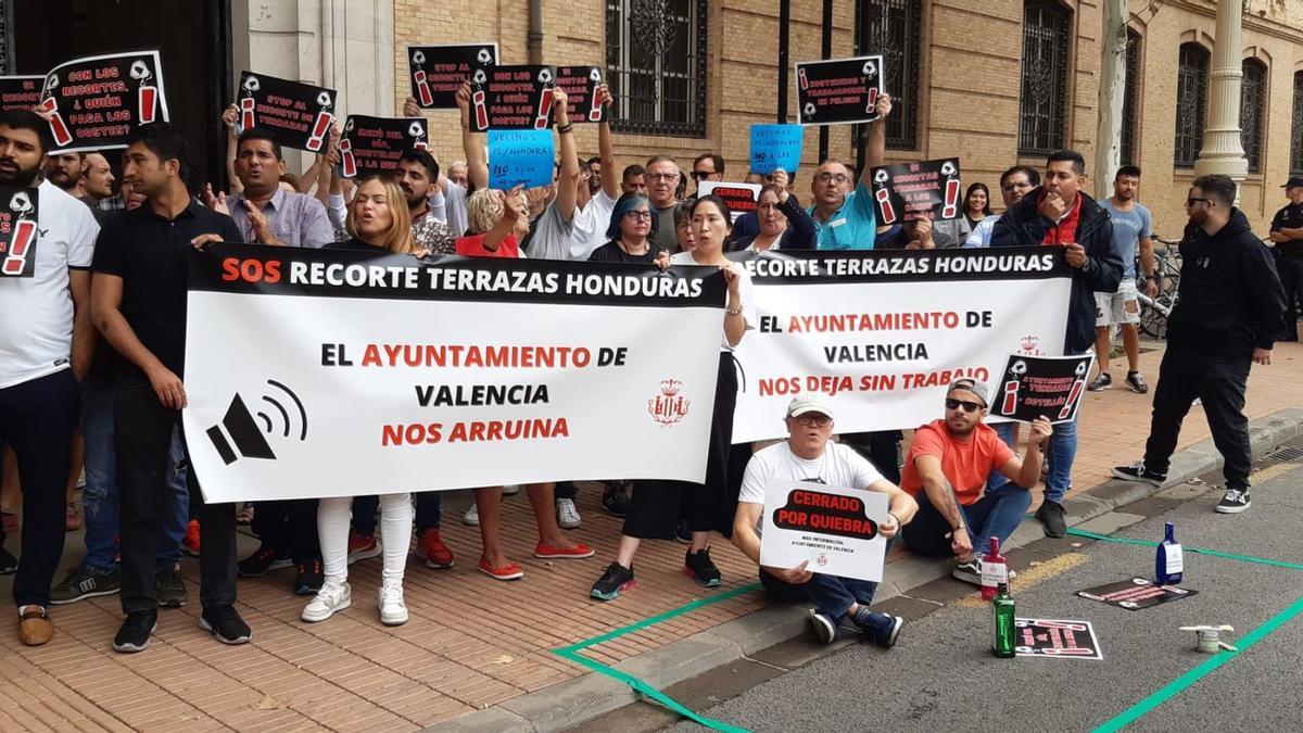 Protesta de los hosteleros esta mañana en Tabacalera