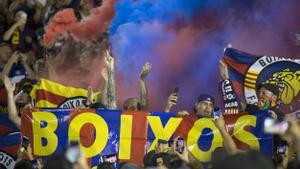 Aficionados del FC Barcelona animan a su equipo. EFE/Armando Arorizo