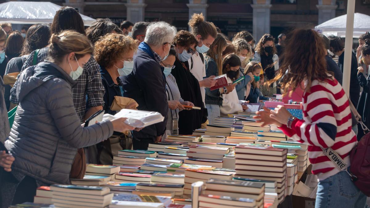 Sant Jordi arranca en Palma animado y con buen ritmo de ventas