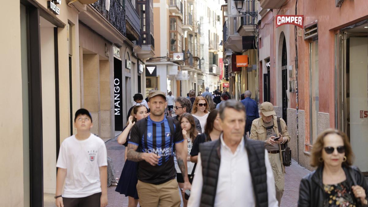 Vecinos critican el elevado precio del traspaso de una histórica pastelería del centro de Palma.