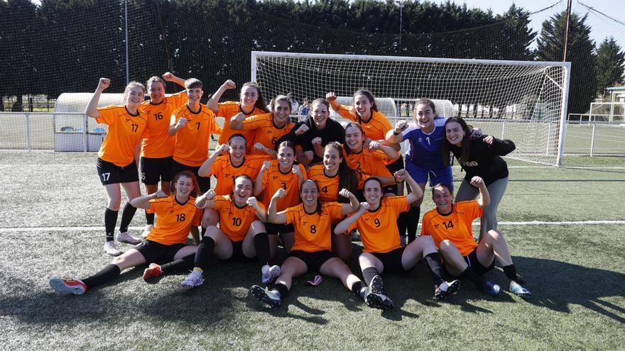 La selección femenina de fútbol de la UVigo celebra uno de sus triunfos.