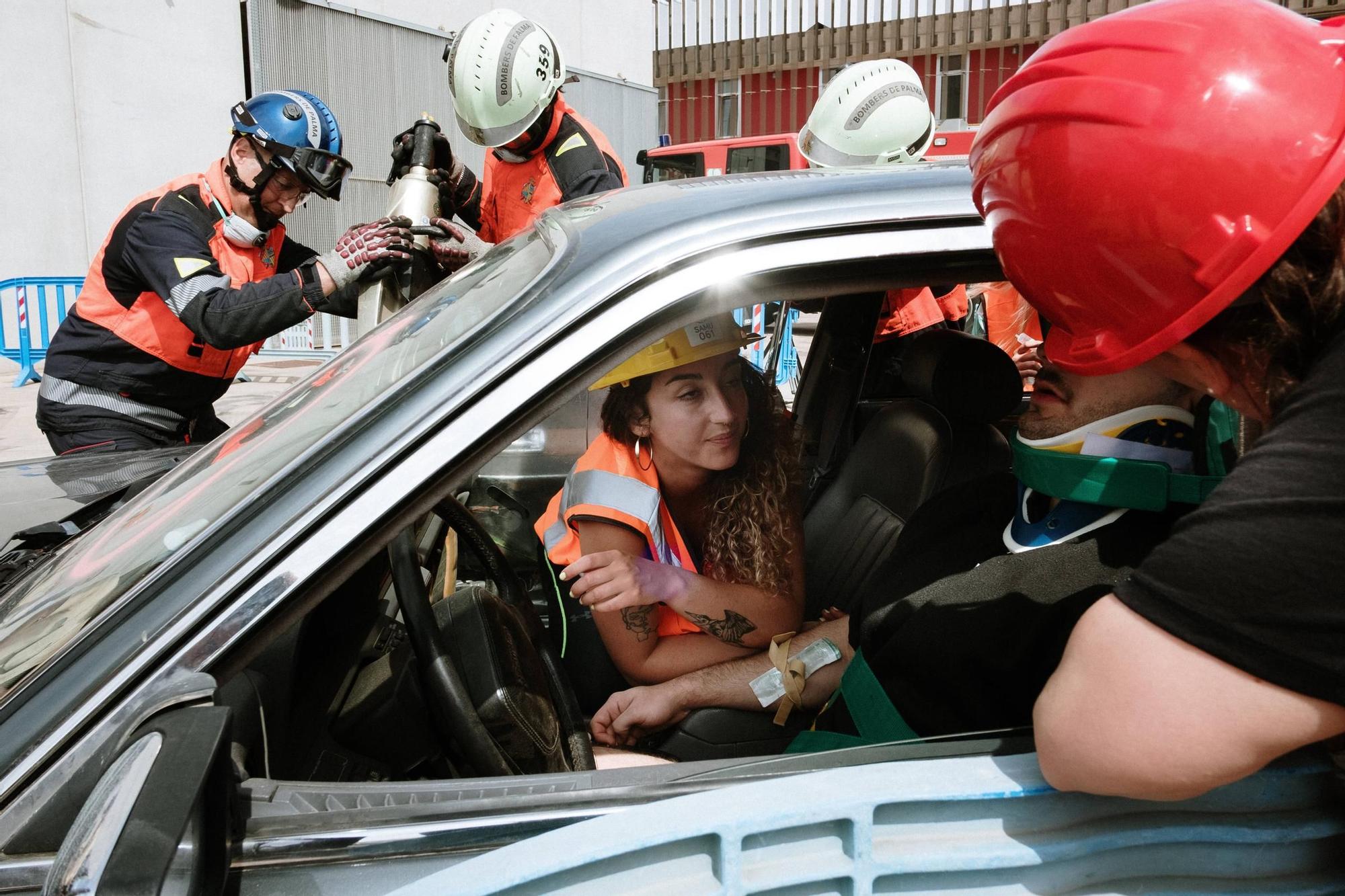 Las futuras enfermeras de Mallorca aprenden a actuar ante un accidente de tráfico con heridos