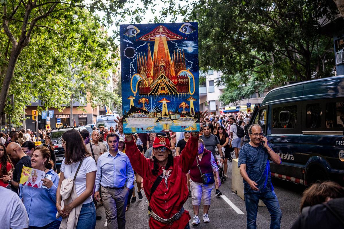 León XIV recorre el Eixample en papamóvil