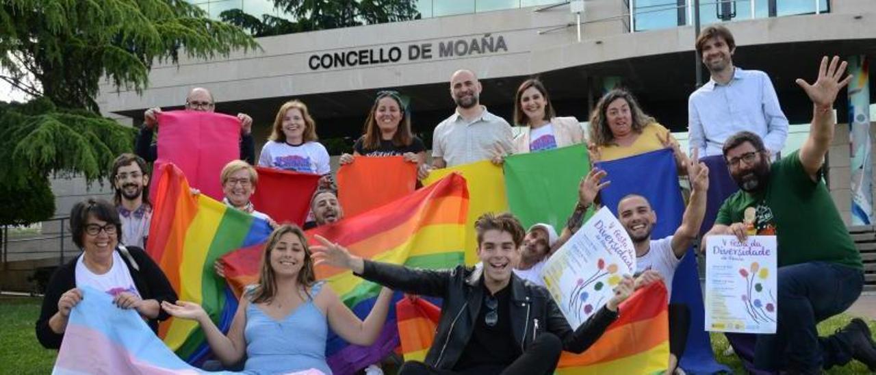 Representantes del Concello y del colectivo LGBT de Moaña.   | G.N.