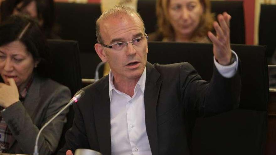 El edil de Hacienda y portavoz del gobierno, Vázquez Barquero, durante su intervención. // Jesús Regal