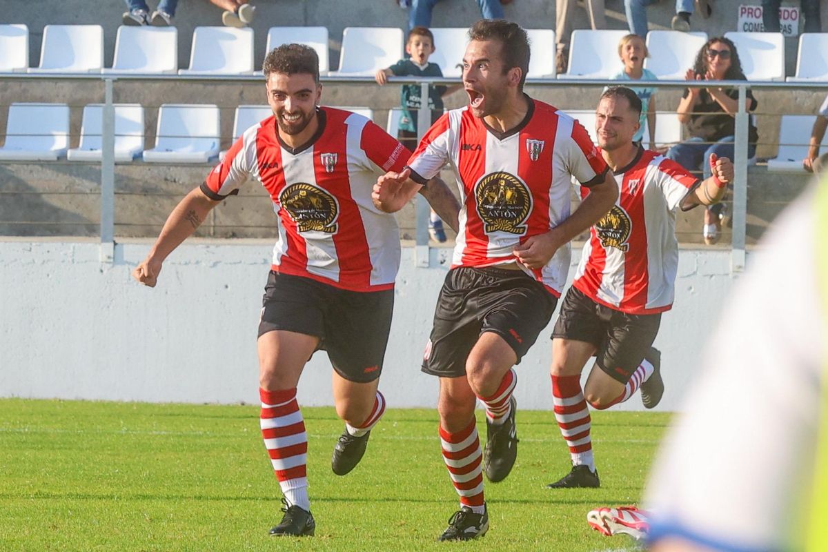Adrián Rodríguez celebrando el segundo gol en su cuenta.