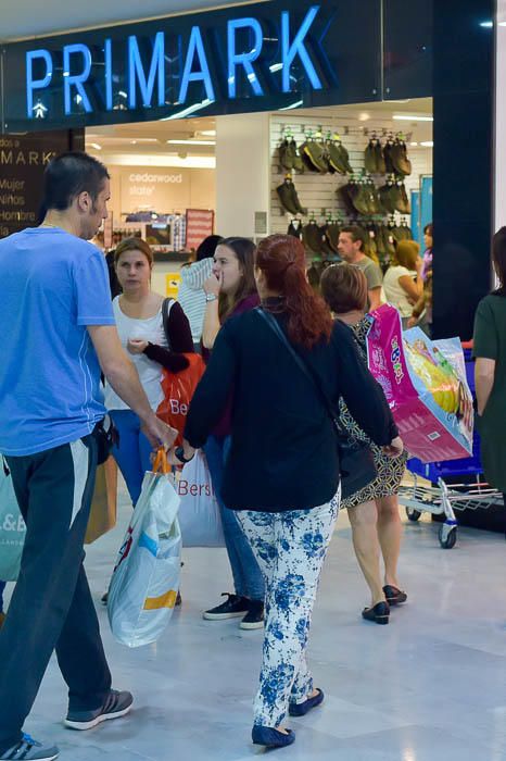 Inicio de las rebajas en el centro comercial Las ...