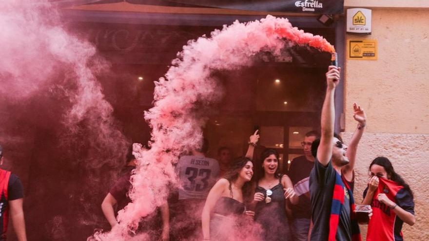 Varios aficionados del Baskonia celebran el título de Liga.