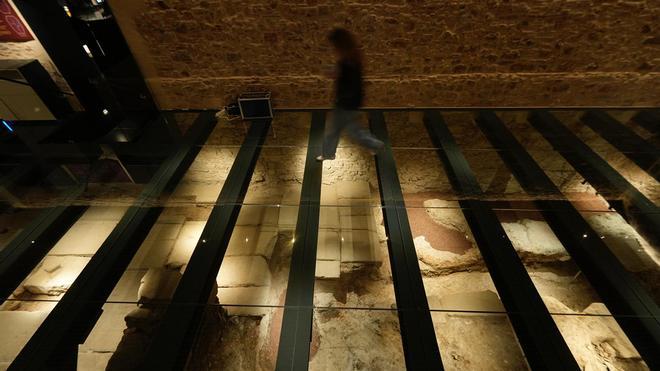 El pavimento romano en el subsuelo, en el interior del Gran Hotel Barcino
