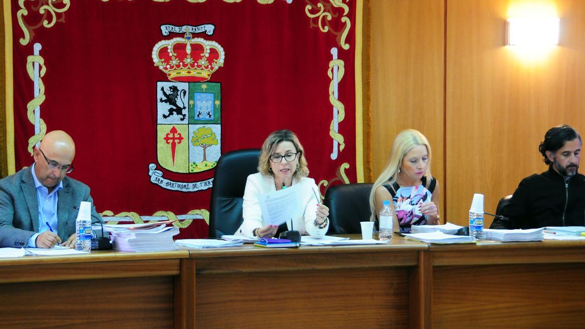 La alcaldesa de San Bartolomé de Tirajana, Conchi Narváez, preside el Pleno.