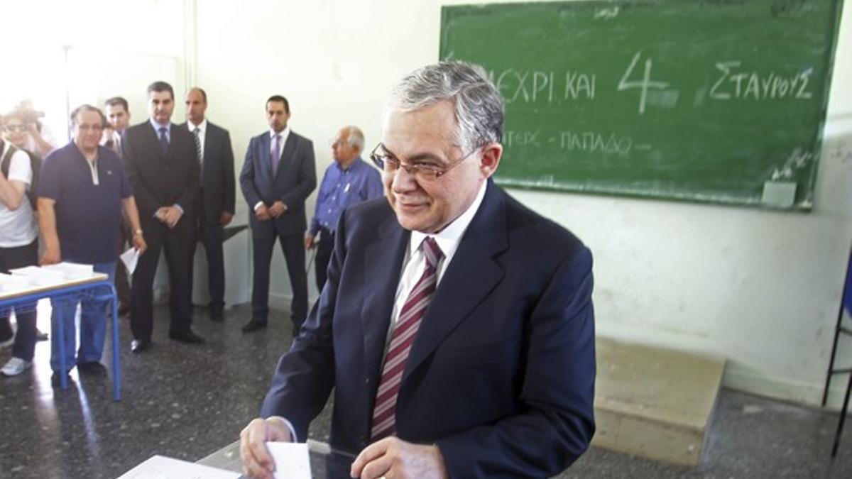 El primer ministro saliente, el tecnócrata Lukás Papadimos, ejerce su derecho al voto en Atenas, hoy.