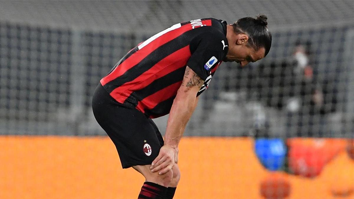 Zlatan Ibrahimovic, con molestias durante el partido contra la Juventus de Turín