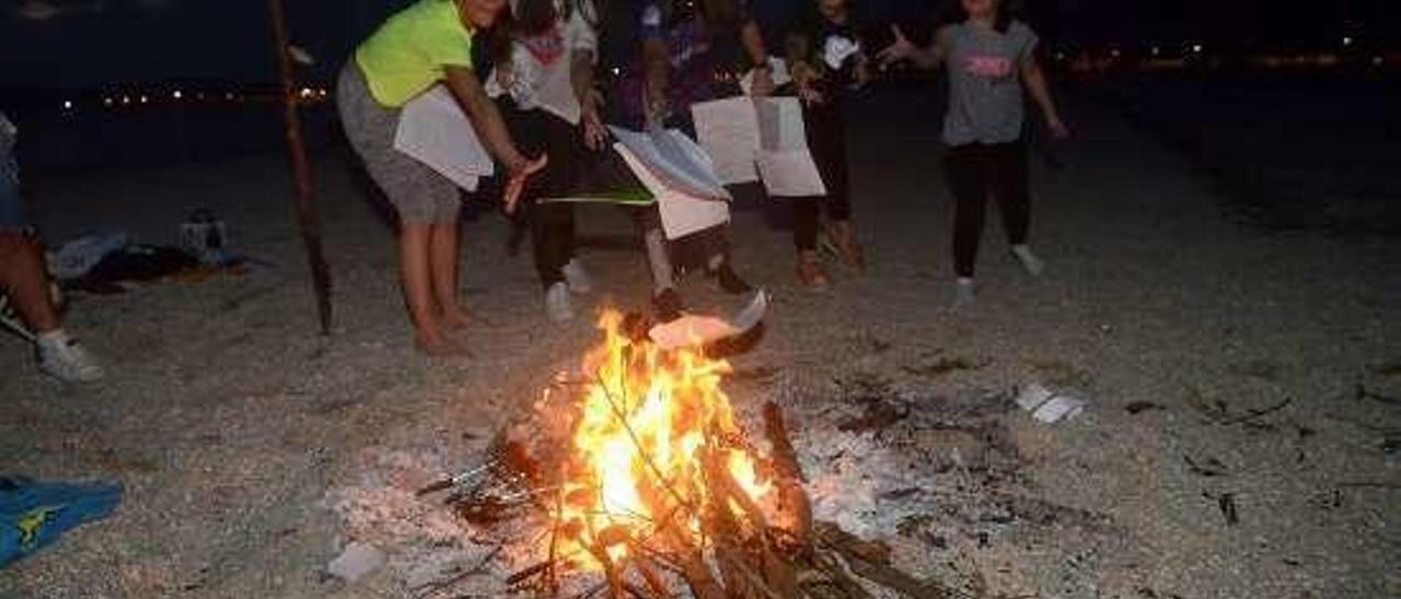 La cachada de San Juan la noche del 23 en A Concha. // Noé Parga