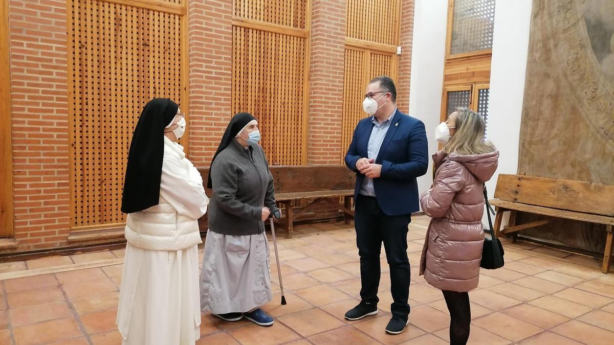 Prada conversa con hermanas del convento y una trabajadora del Patronato