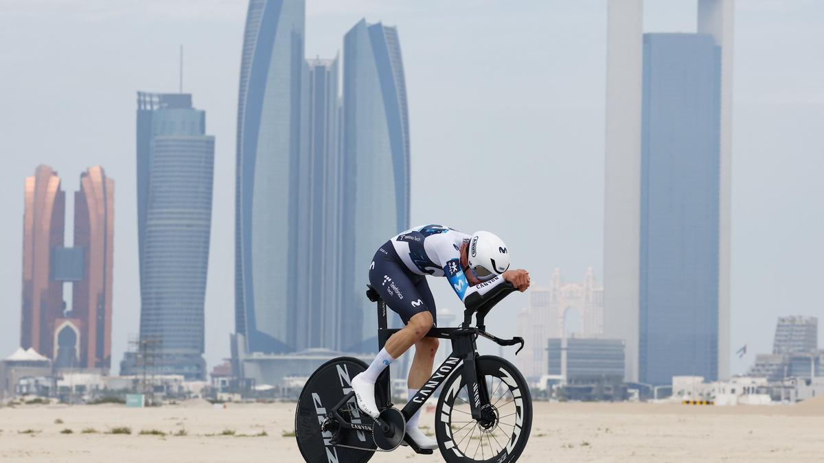 Iván Romeo, el martes, en la contrarreloj del UAE Tour, frente a los rascacielos de Abu Dabi.