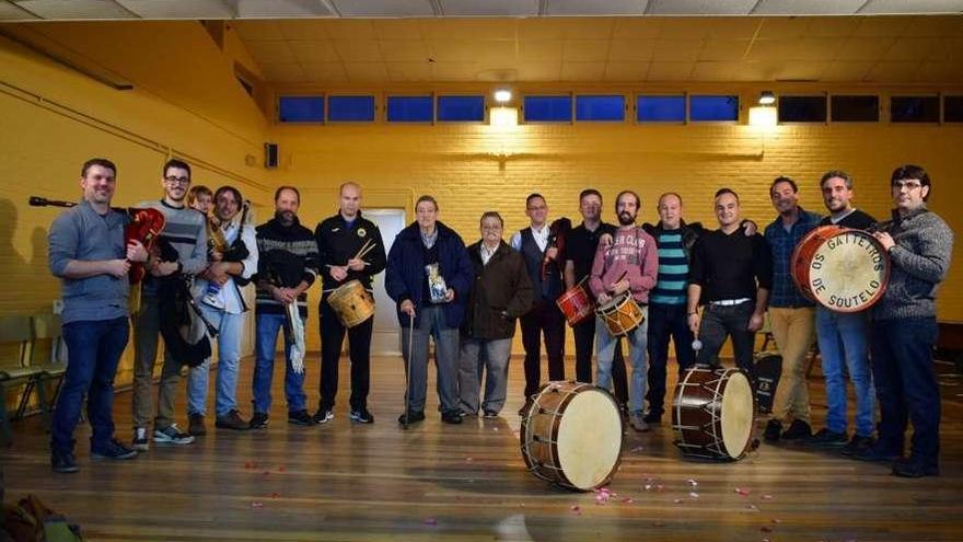 Avelino Alberte Fírvida (con bastón) y su hermano Bautista, con los exalumnos que le homenajearon.