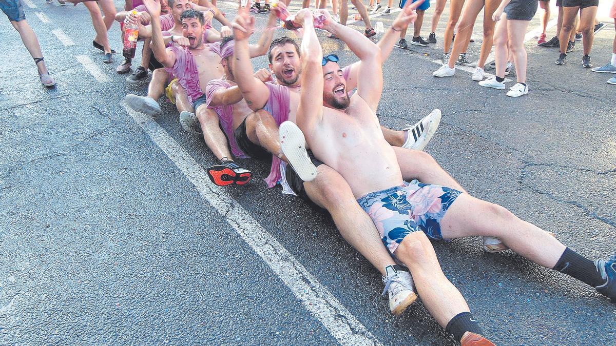 Unos jóvenes se divierten en la gran fiesta del vino de Jumilla.