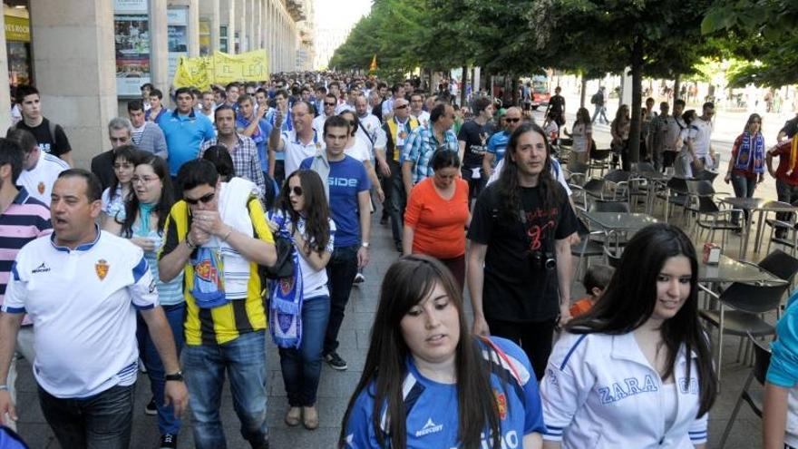 Cerca de un millar de aficionados vuelven a pedir a Agapito que se vaya