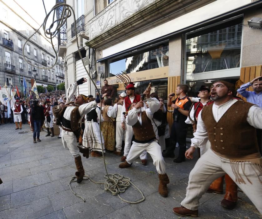 La representación de la Reconquista de Vigo vuelve a abarrotar las calles del Casco Vello de miles de vigueses