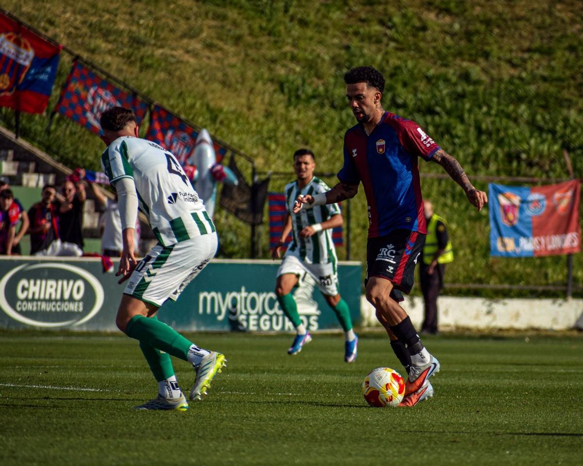 Hamza Bellari avanza con la pelota en El Maulí de Antequera.
