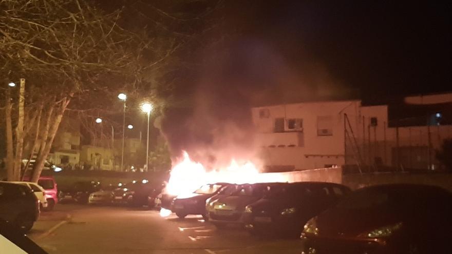 Ensurt per l&#039;incendi d&#039;una furgoneta en un pàrquing ple de cotxes a Figueres