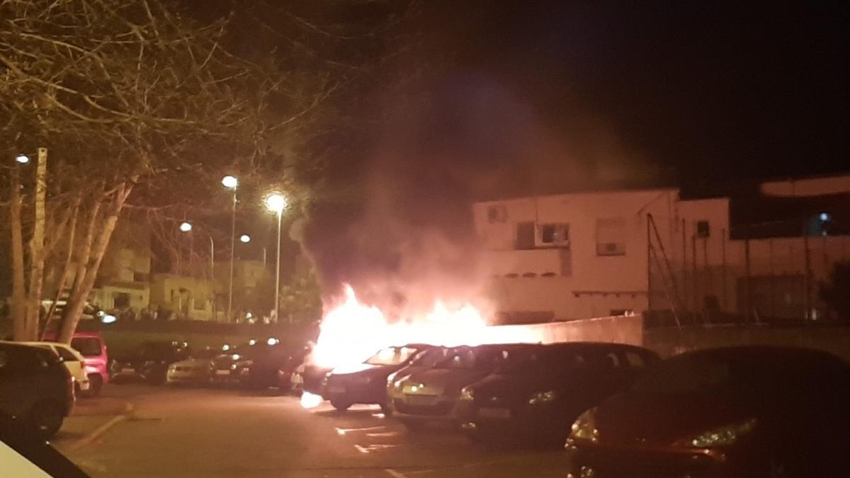 L'incendi d'una furgoneta deixa dos vehicles més afectats a Figueres