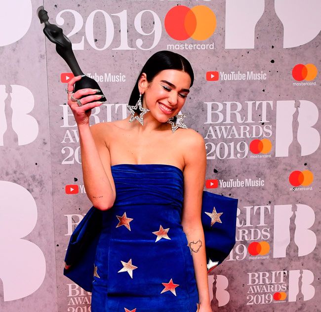 Dua Lipa con vestido de estrellas de Saint Laurent primavera 2019