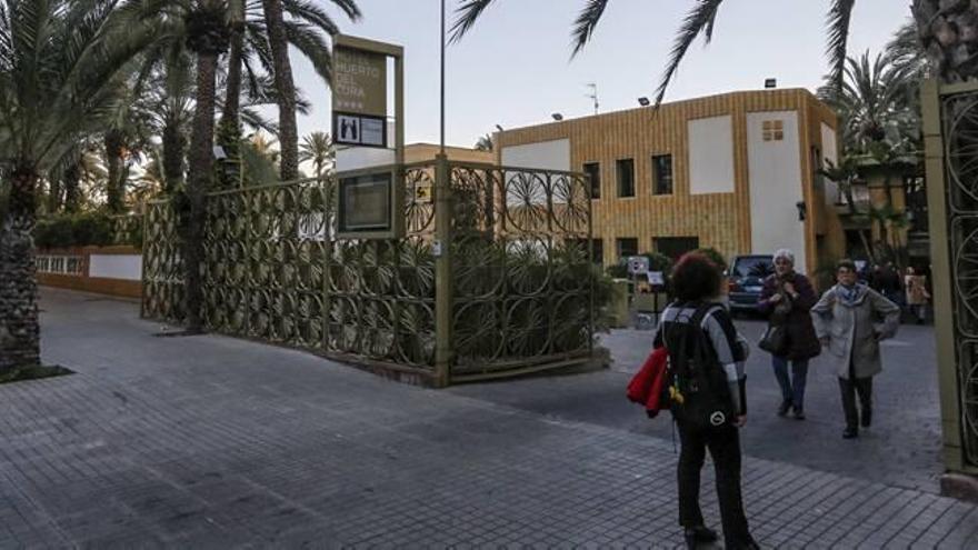 Turistas en la entrada del Hotel Huerto del Cura, uno de los que ha adquirido el grupo del empresario Toni Mayor.