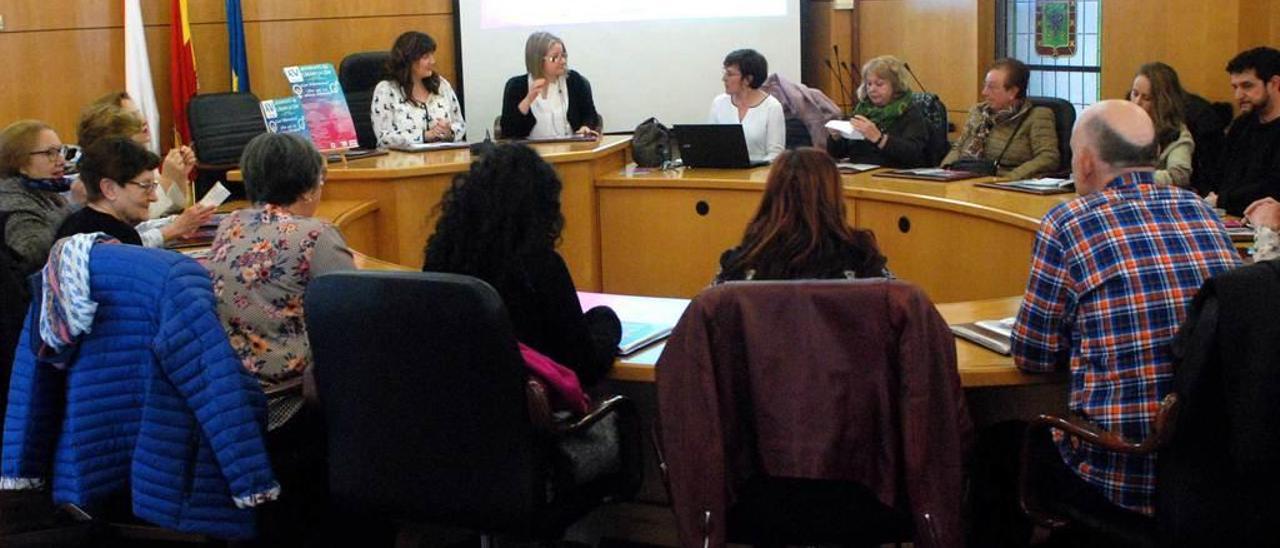 Educadores y concejales, en la presentación de las jornadas.