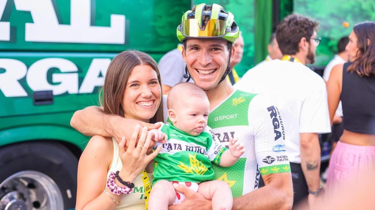 Nicolau, somriuent amb la seva dona Eneritz i el seu fill de tres mesos Jan, a l'arribada final a París.