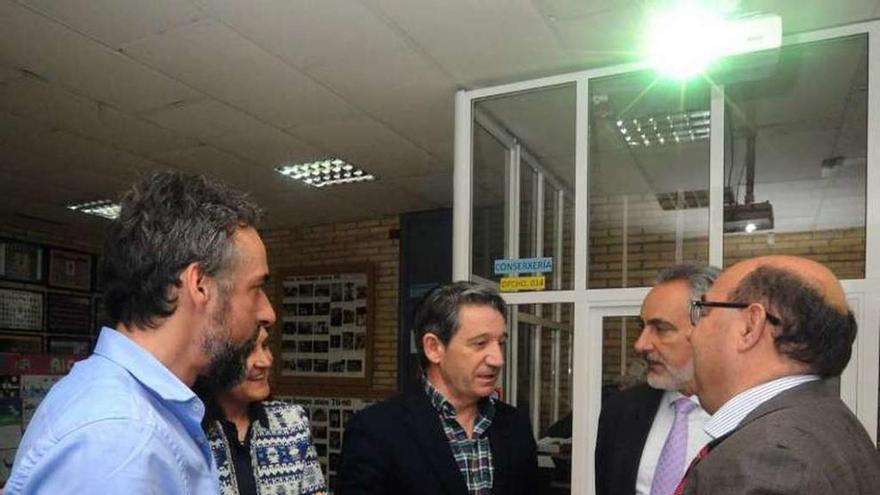 Cores Tourís visitó el colegio de Mosteiro, ayer. // Iñaki Abella