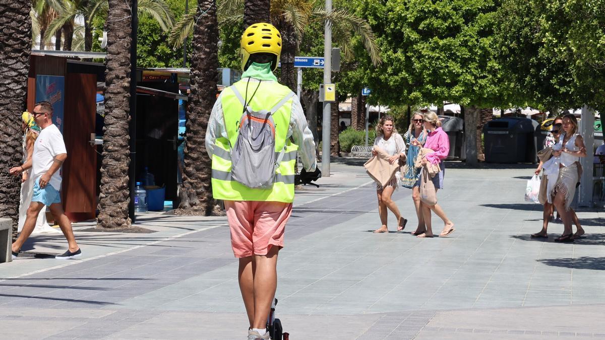 Un usuario de un patinete en Ibiza.